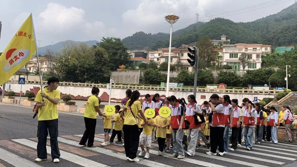 乐享重阳，亲近自然，在攀登中慢慢长大！(图15)