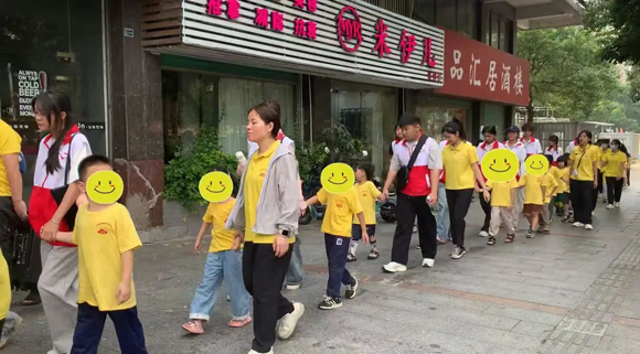 乐享重阳，亲近自然，在攀登中慢慢长大！(图3)