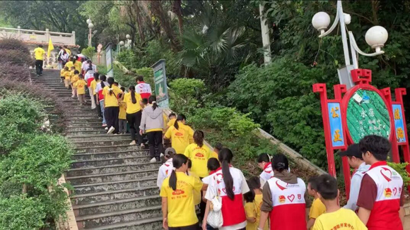乐享重阳，亲近自然，在攀登中慢慢长大！(图5)