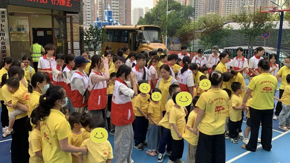 乐享重阳，亲近自然，在攀登中慢慢长大！(图2)